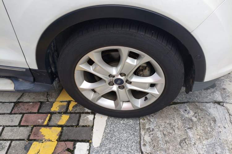 Used Ford Kuga 2015 2.0L GTDi Four-Wheel-Drive Sport Model Right Front Wheel Hub