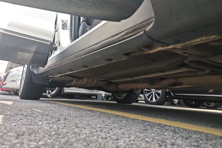 Used Ford Kuga 2015 2.0L GTDi Four-Wheel Drive Prestige Model Right Side Sill