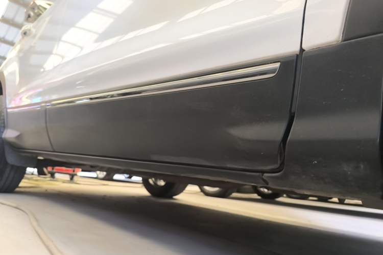 Used Ford Kuga 2015 2.0L GTDi Four-Wheel-Drive Sport Model Right Side Sill