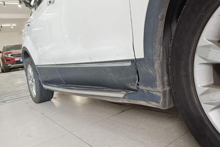 Used Ford Kuga 2015 1.5L GTDi Four-Wheel-Drive Elite Model Right Side Sill