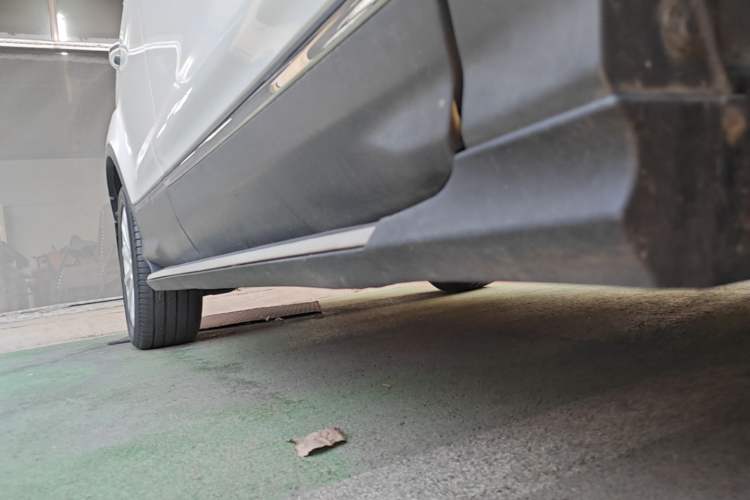 Used Ford Kuga 2015 1.5L GTDi Four-Wheel-Drive Elite Model Right Side Sill