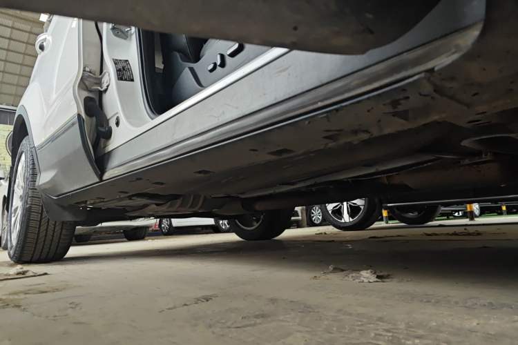 Used Ford Kuga 2015 2.0L GTDi Four-Wheel Drive Prestige Model Right Side Sill