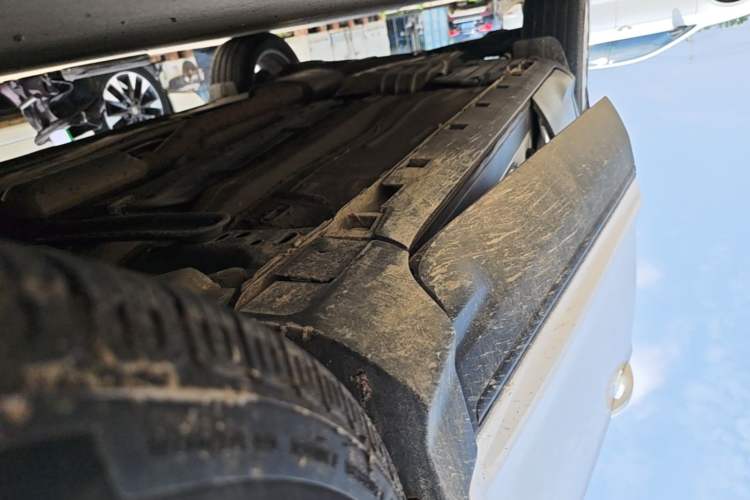 Used Ford Kuga 2015 1.5L GTDi Two-Wheel-Drive Comfort Model Right Side Sill