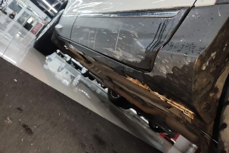 Used Ford Kuga 2015 2.0L GTDi Four-Wheel Drive Prestige Model Right Side Sill