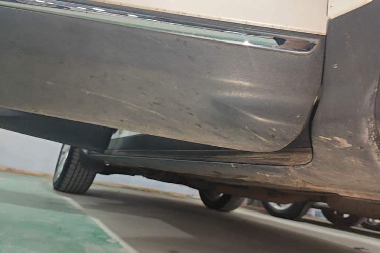 Used Ford Kuga 2015 2.0L GTDi Four-Wheel Drive Elite Model Right Side Sill