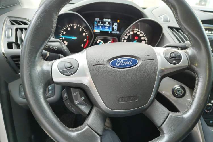 Used Ford Kuga 2015 2.0L GTDi Four-Wheel-Drive Sport Model Steering Wheel