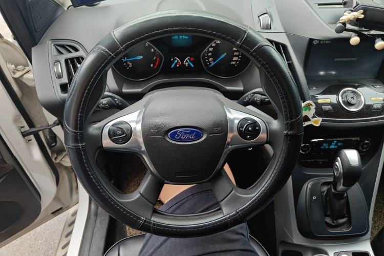 Used Ford Kuga 2015 1.5L GTDi Two-Wheel-Drive Comfort Model Steering Wheel
