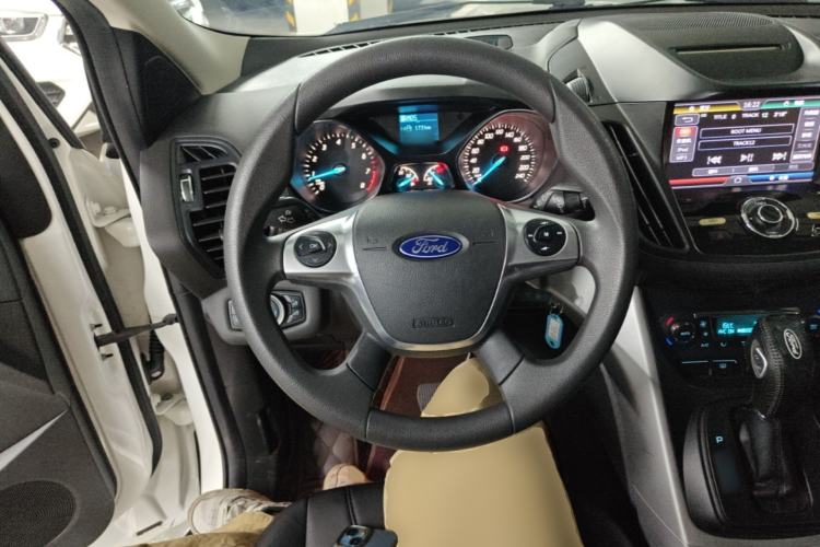 Used Ford Kuga 2015 1.5L GTDi Two-Wheel-Drive Comfort Model Steering Wheel