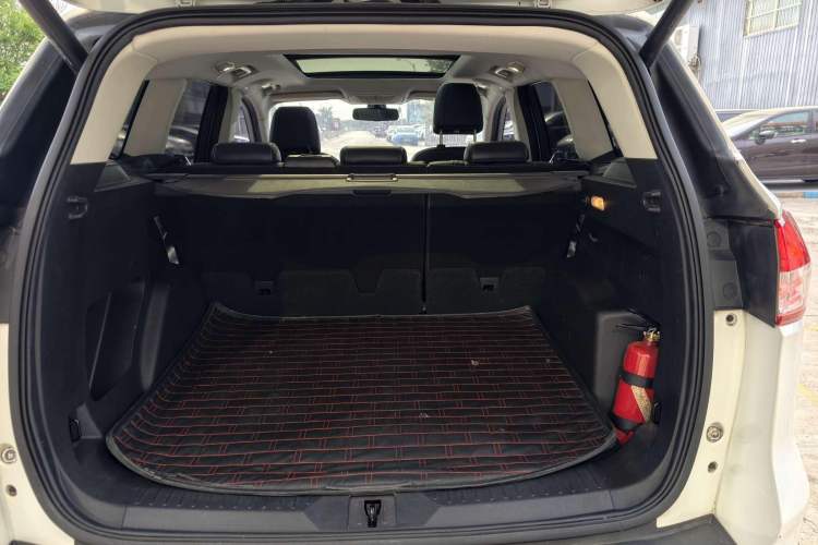 Used Ford Kuga 2015 2.0L GTDi Four-Wheel-Drive Sport Model Trunk