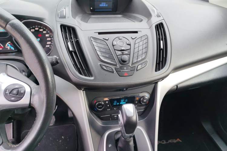 Used Ford Kuga 2015 1.5L GTDi Two-Wheel Drive Fashion Edition Audio And AC Panel