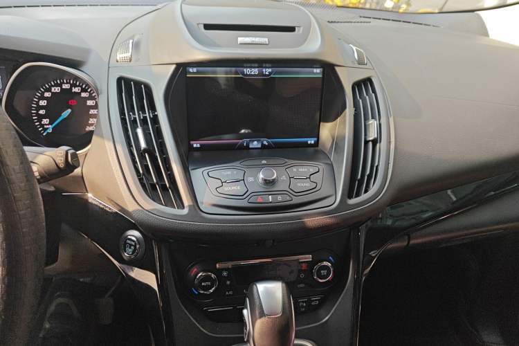 Used Ford Kuga 2015 2.0L GTDi Four-Wheel-Drive Sport Model Audio And AC Panel