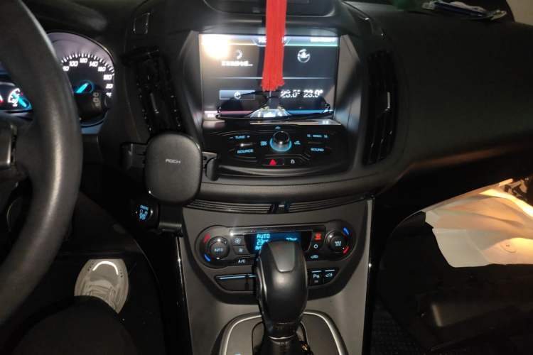 Used Ford Kuga 2015 2.0L GTDi Four-Wheel-Drive Sport Model Audio And AC Panel