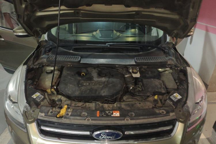 Used Ford Kuga 2015 2.0L GTDi Four-Wheel Drive Prestige Model Engine Bay