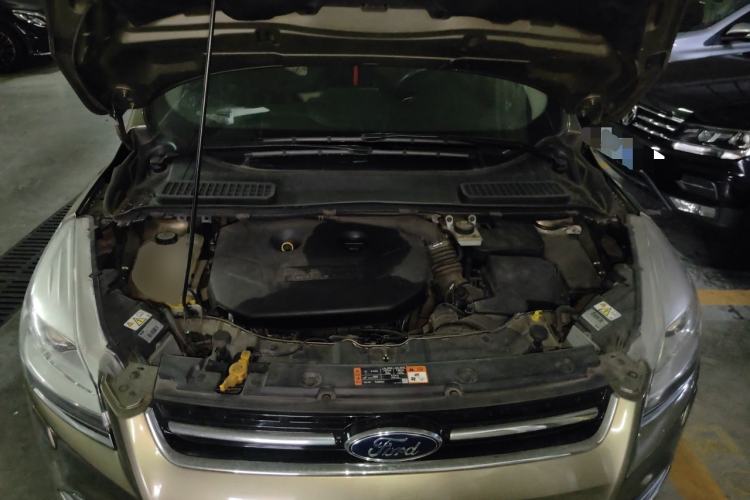 Used Ford Kuga 2015 2.0L GTDi Four-Wheel-Drive Sport Model Engine Bay
