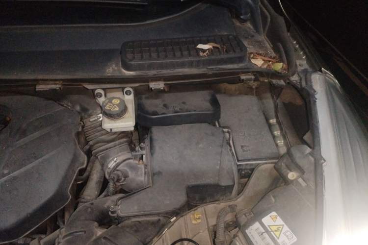 Used Ford Kuga 2015 2.0L GTDi Four-Wheel Drive Prestige Model Engine Bay Left