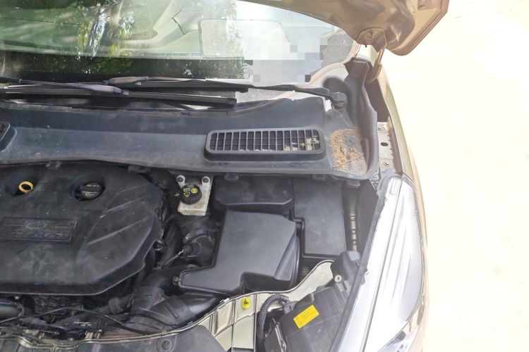 Used Ford Kuga 2015 2.0L GTDi Four-Wheel-Drive Sport Model Engine Bay Left