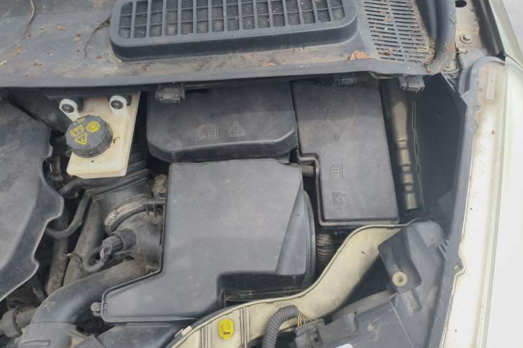Used Ford Kuga 2015 2.0L GTDi Four-Wheel-Drive Sport Model Engine Bay Left