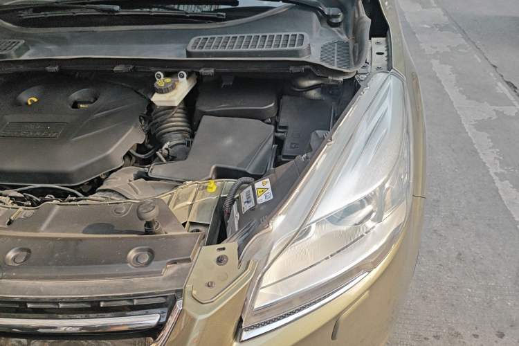 Used Ford Kuga 2015 2.0L GTDi Four-Wheel-Drive Sport Model Engine Bay Left