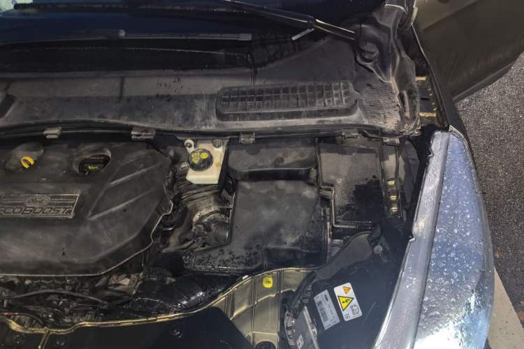 Used Ford Kuga 2015 2.0L GTDi Four-Wheel Drive Prestige Model Engine Bay Left