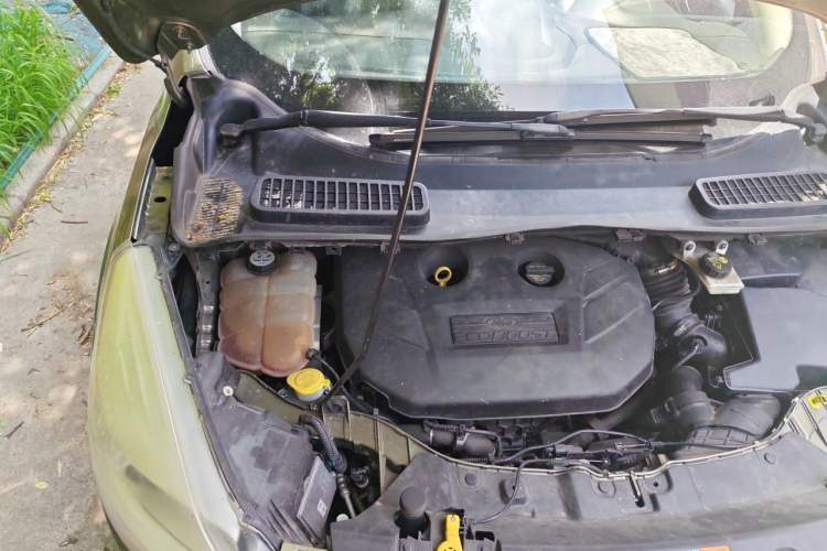Used Ford Kuga 2015 2.0L GTDi Four-Wheel-Drive Sport Model Engine Bay Right