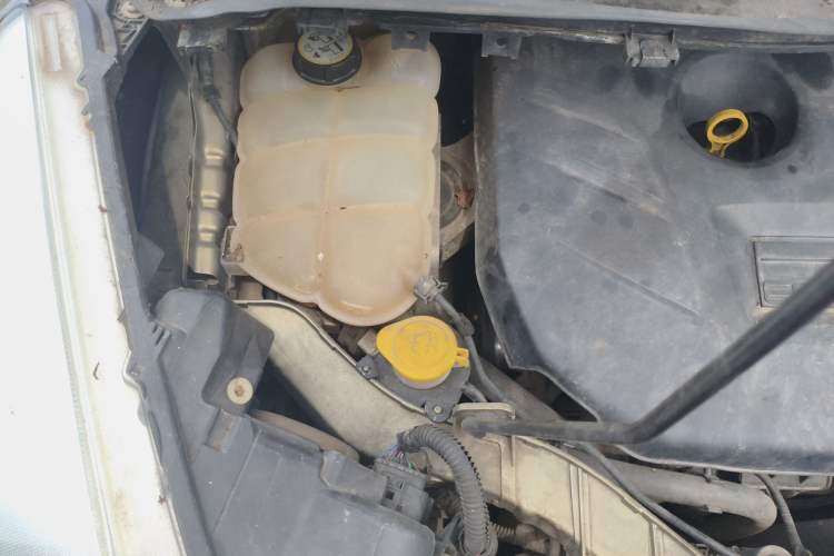 Used Ford Kuga 2015 2.0L GTDi Four-Wheel-Drive Sport Model Engine Bay Right
