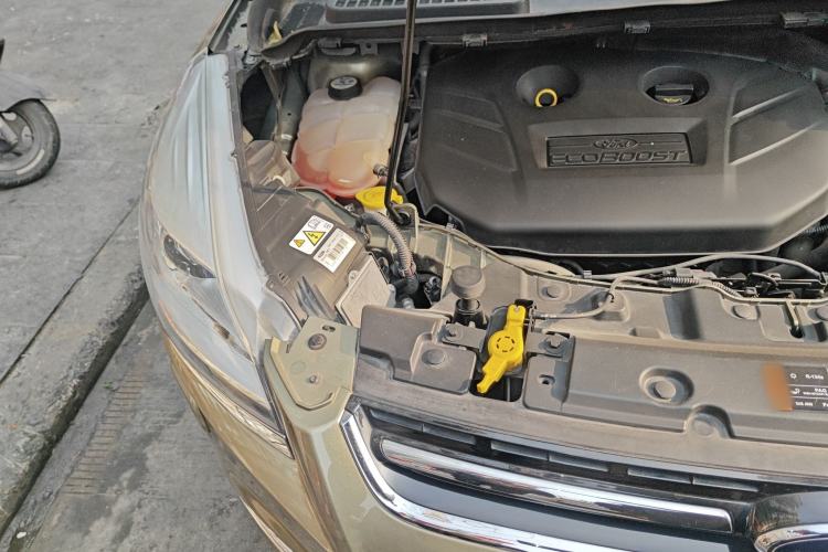 Used Ford Kuga 2015 2.0L GTDi Four-Wheel-Drive Sport Model Engine Bay Right