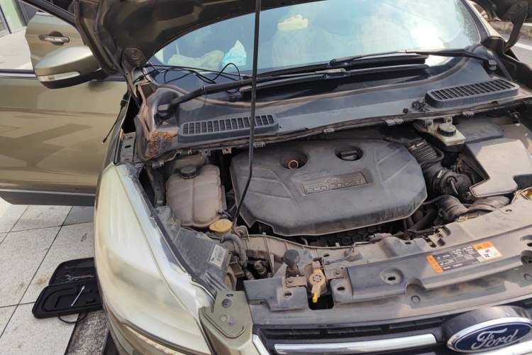 Used Ford Kuga 2015 2.0L GTDi Four-Wheel Drive Elite Model Engine Bay Right