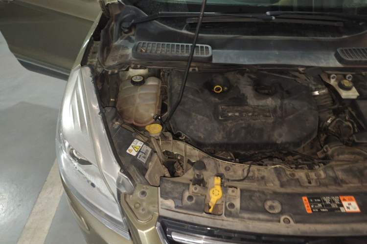 Used Ford Kuga 2015 2.0L GTDi Four-Wheel Drive Prestige Model Engine Bay Right