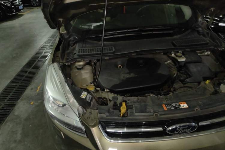 Used Ford Kuga 2015 2.0L GTDi Four-Wheel-Drive Sport Model Engine Bay Right