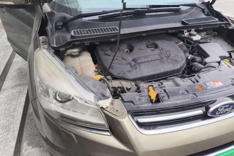 Used Ford Kuga 2015 2.0L GTDi Four-Wheel-Drive Sport Model Engine Bay Right