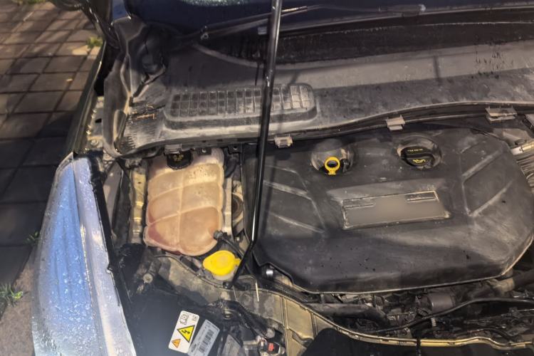 Used Ford Kuga 2015 2.0L GTDi Four-Wheel Drive Prestige Model Engine Bay Right