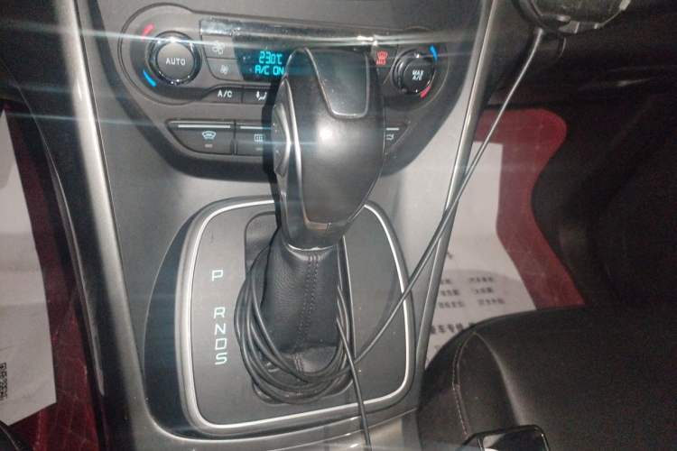 Used Ford Kuga 2015 2.0L GTDi Four-Wheel Drive Prestige Model Gear Lever