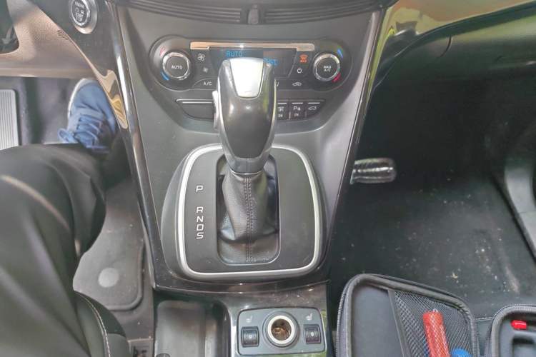 Used Ford Kuga 2015 2.0L GTDi Four-Wheel-Drive Sport Model Gear Lever