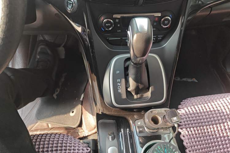 Used Ford Kuga 2015 2.0L GTDi Four-Wheel-Drive Sport Model Gear Lever