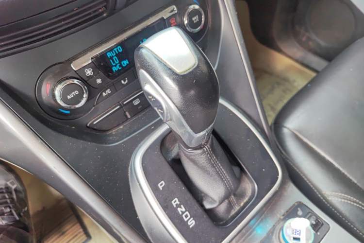 Used Ford Kuga 2015 2.0L GTDi Four-Wheel Drive Elite Model Gear Lever