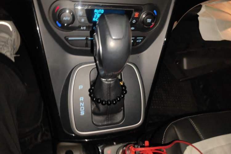 Used Ford Kuga 2015 2.0L GTDi Four-Wheel-Drive Sport Model Gear Lever