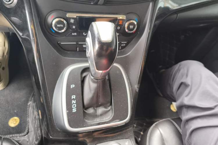 Used Ford Kuga 2015 2.0L GTDi Four-Wheel-Drive Sport Model Gear Lever