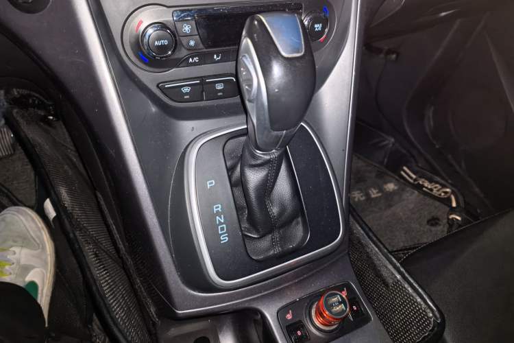 Used Ford Kuga 2015 2.0L GTDi Four-Wheel Drive Prestige Model Gear Lever