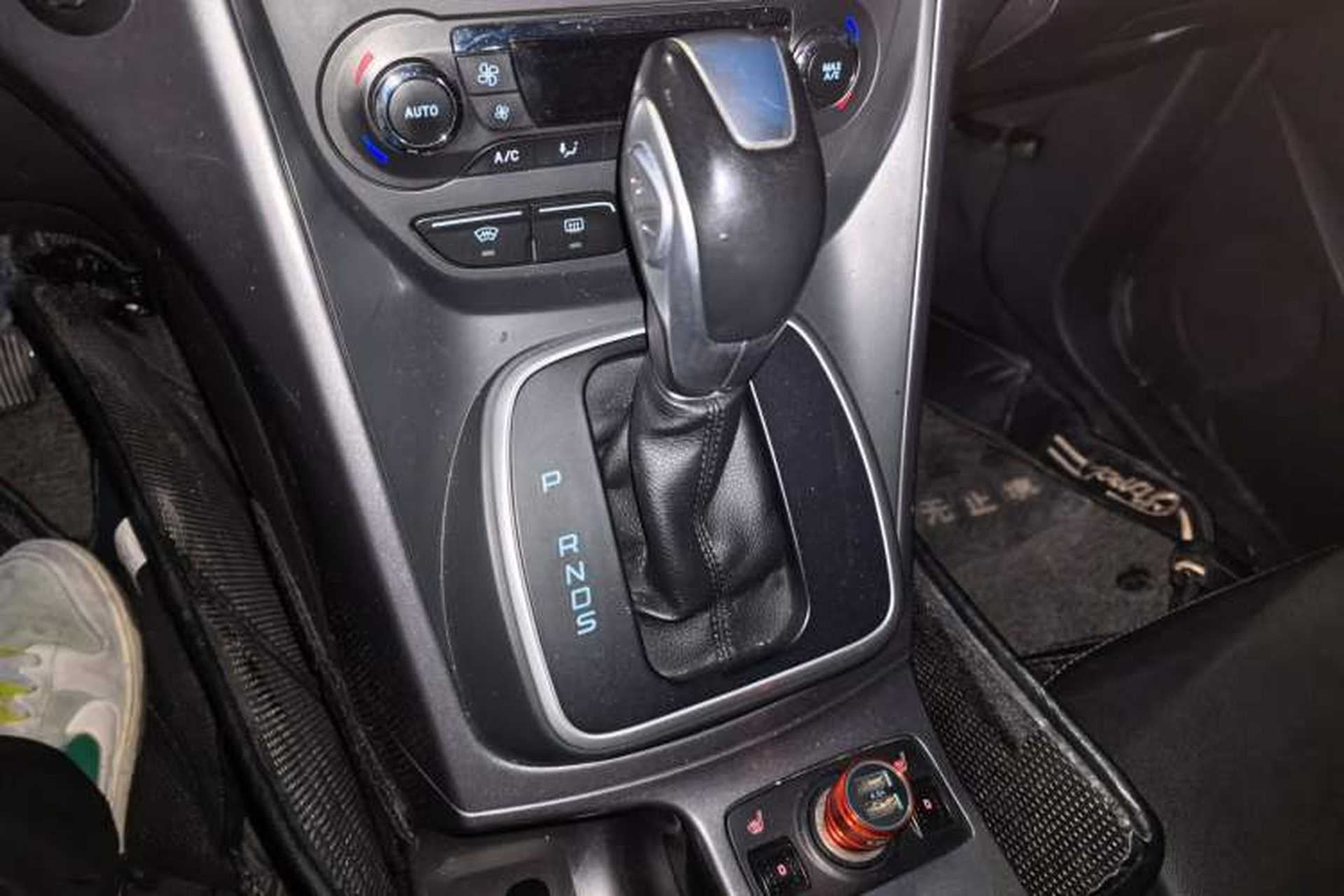 Used Ford Kuga 2015 2.0L GTDi Four-Wheel Drive Prestige Model Gear Lever
