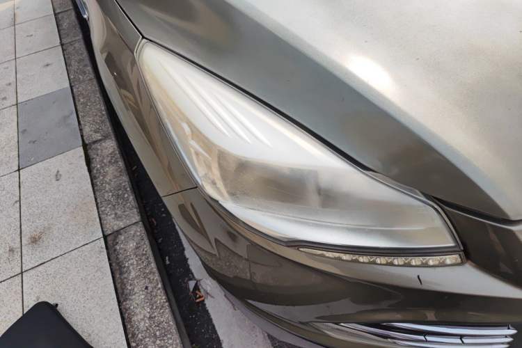 Used Ford Kuga 2015 2.0L GTDi Four-Wheel Drive Elite Model Right Front Headlight