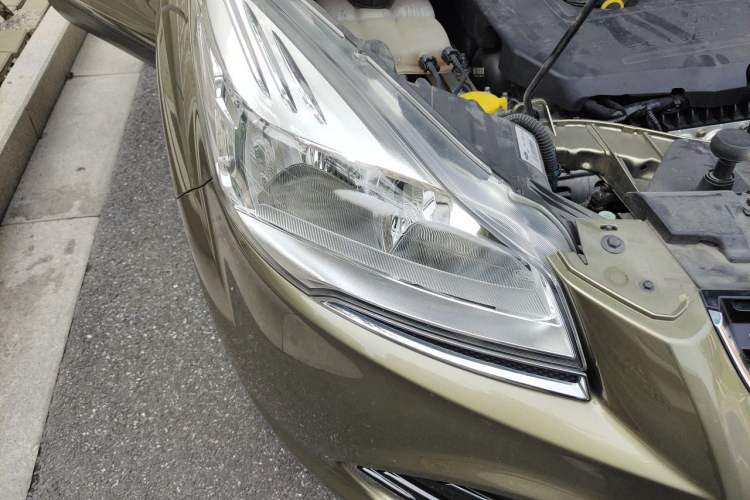 Used Ford Kuga 2015 1.5L GTDi Two-Wheel-Drive Comfort Model Right Front Headlight