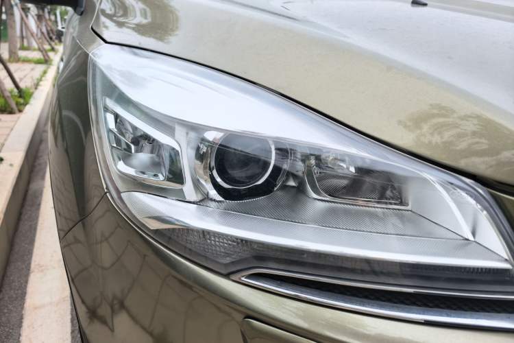 Used Ford Kuga 2015 2.0L GTDi Four-Wheel Drive Prestige Model Right Front Headlight