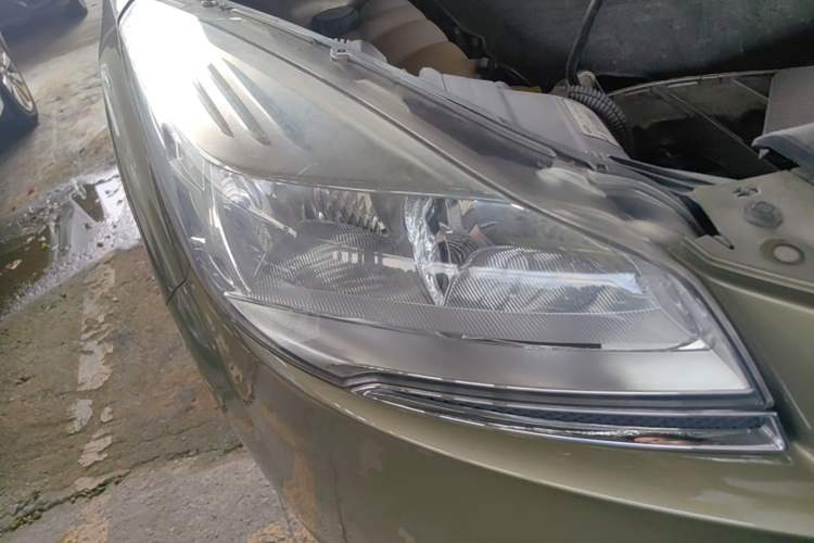 Used Ford Kuga 2015 2.0L GTDi Four-Wheel Drive Elite Model Right Front Headlight
