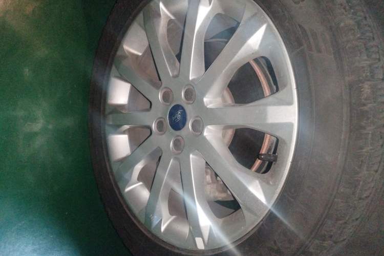 Used Ford Kuga 2015 2.0L GTDi Four-Wheel Drive Prestige Model Right Front Wheel Hub