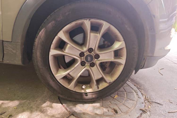 Used Ford Kuga 2015 2.0L GTDi Four-Wheel-Drive Sport Model Right Front Wheel Hub