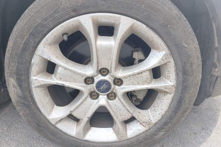Used Ford Kuga 2015 2.0L GTDi Four-Wheel-Drive Sport Model Right Front Wheel Hub