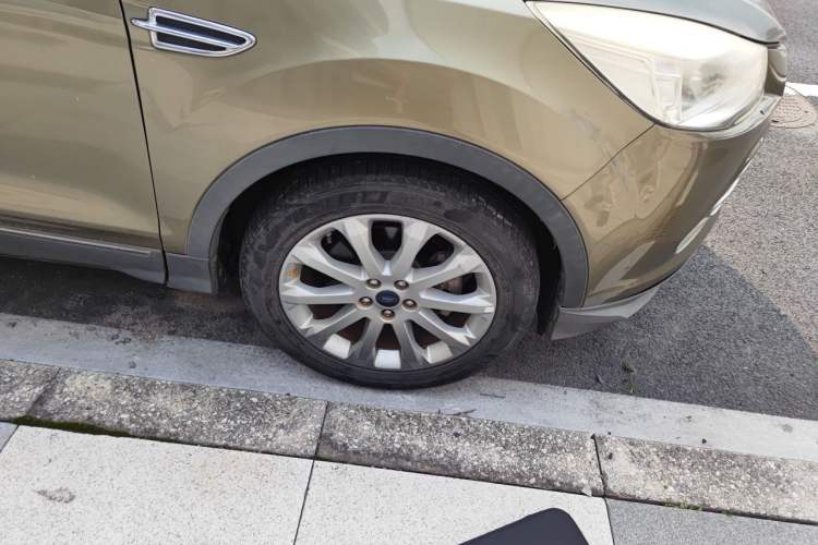 Used Ford Kuga 2015 2.0L GTDi Four-Wheel Drive Elite Model Right Front Wheel Hub