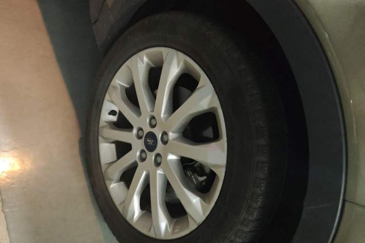 Used Ford Kuga 2015 2.0L GTDi Four-Wheel Drive Prestige Model Right Front Wheel Hub