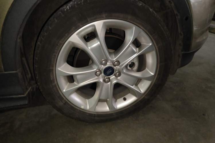 Used Ford Kuga 2015 2.0L GTDi Four-Wheel-Drive Sport Model Right Front Wheel Hub