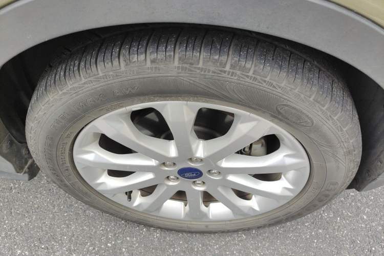 Used Ford Kuga 2015 1.5L GTDi Two-Wheel-Drive Comfort Model Right Front Wheel Hub